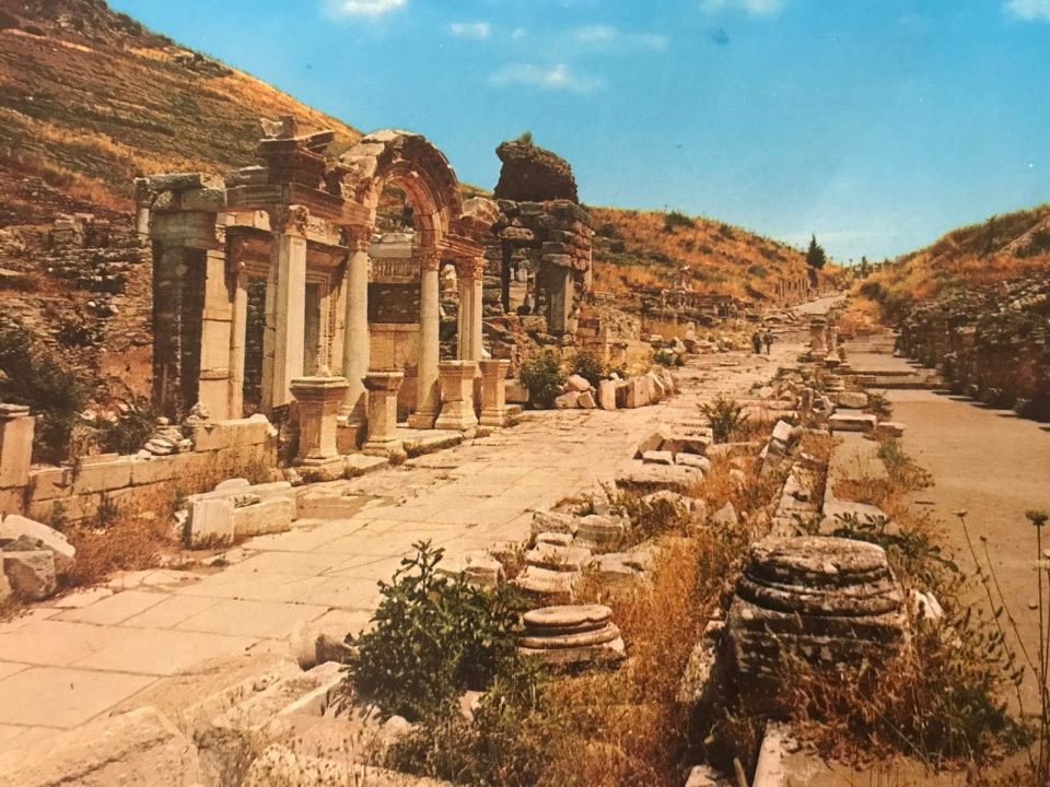 Hadriyanus mabedi ve Kureter caddesi - 1970'li yıllara ait kartpostal / Arkası yazısız