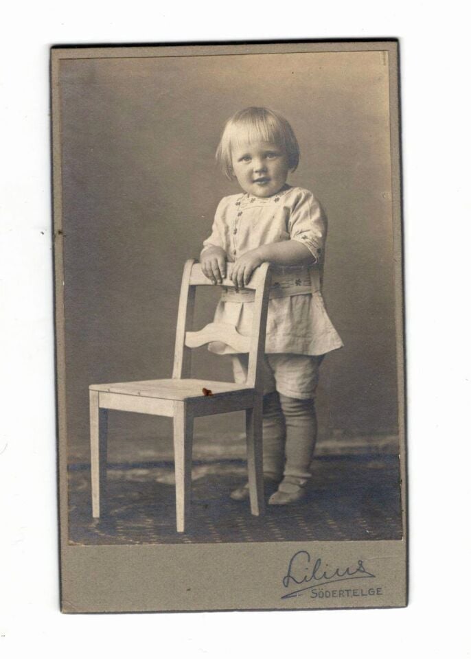 1900'lerin başı * Stüdyoda Çocuk ve Sandalye * K.E. Lilius * 8,5x10,5 Kabin foto
