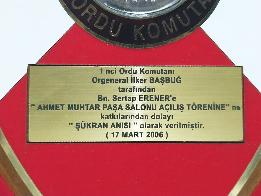  Sertap ERENER'e İlker BAŞBUĞ tarafından verilen, Ahmet Muhtar Paşa Salonu.. - Plaket