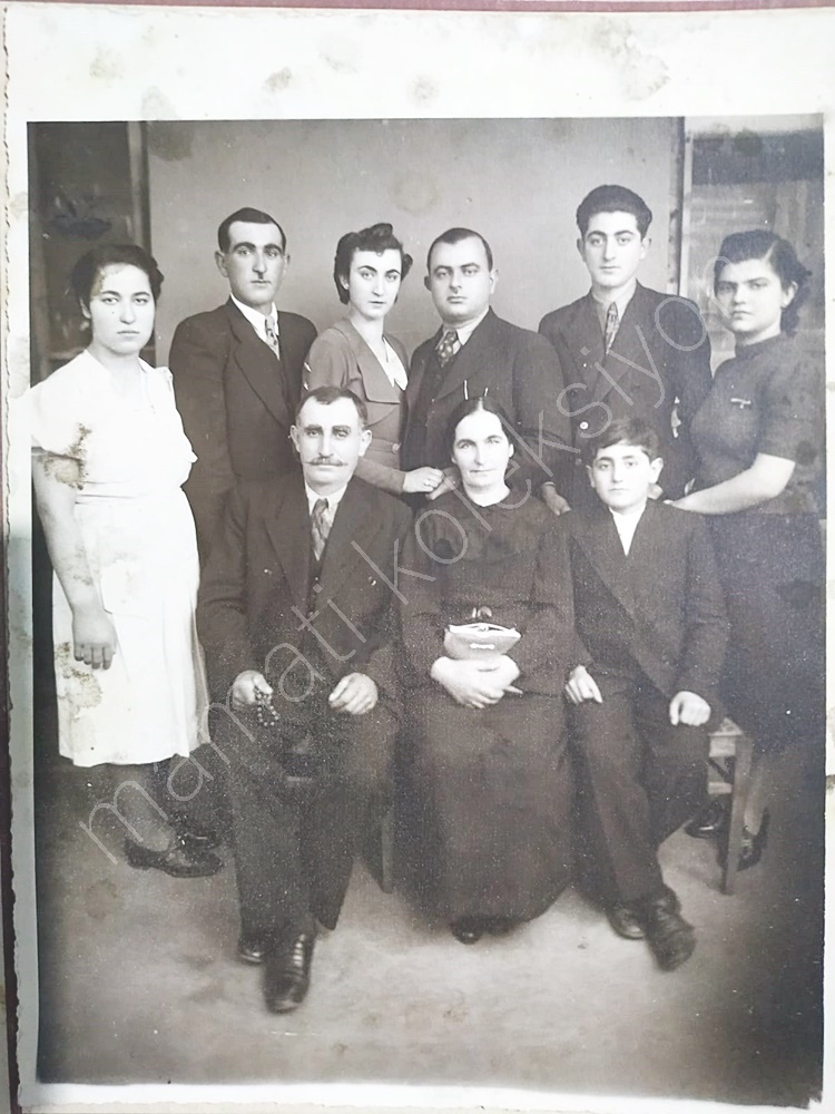 1940-50'li yıllar, paspartulu 24x34 - Ermeni aile / Fotoğraf