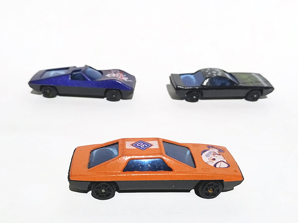 3 adet oyuncak araba