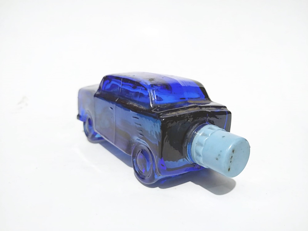 Otomobil formlu, kobalt renkli kolonya şişesi 
