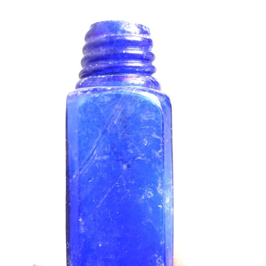 Kobalt denizden çıkma yaklaşık bir asırlık şişe 