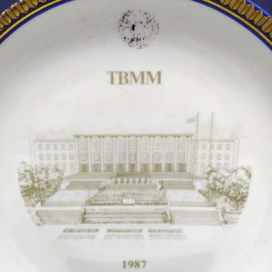 TBMM 1987 / Önder KÜÇÜKERMAN tasarımı, 1000 adet üretim hatıra tabak