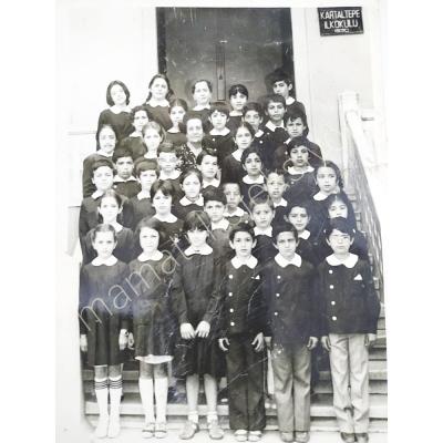 Bakırköy Kartaltepe ilkokulu - Kapı önü toplu sınıf fotoğrafı