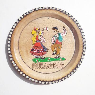 Bulgaristan - Yöresel kıyafetli halk oyuncuları / Ahşap el boyama tabak