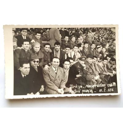 Türkiye Macaristan Milli maçı 1956 / Fotoğraf ortada kat izi var